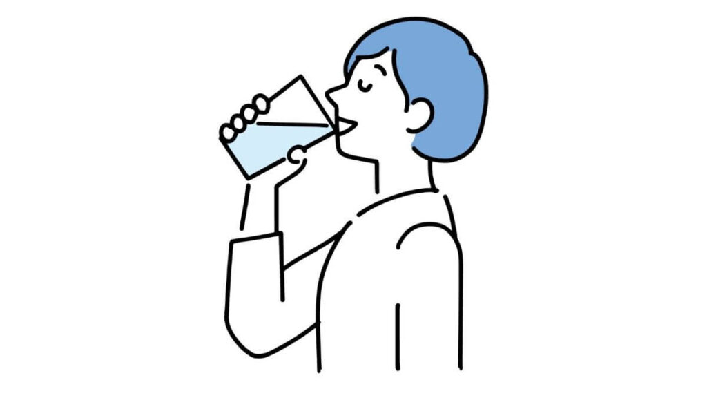 水を飲む女性